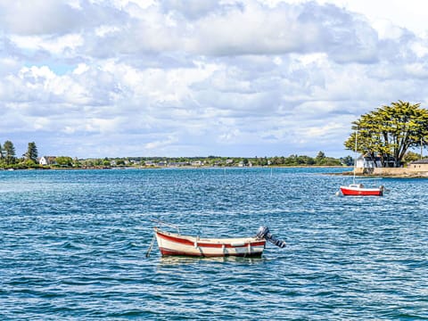 Water, Cloud, Boat, Sky, Water Resources, Daytime, Watercraft, Nature, Blue, Boats And Boating--Equipment And Supplies