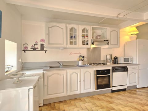 Water, Sky, Building, Plant, Property, Swimming Pool, Azure, Tree, Window, House