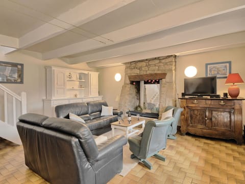 Water, Sky, Building, Plant, Property, Swimming Pool, Azure, Tree, Window, House