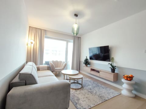 Water, Sky, Building, Plant, Property, Swimming Pool, Azure, Tree, Window, House