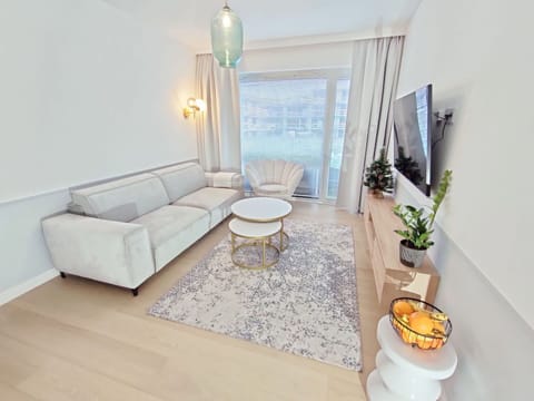 Water, Sky, Building, Plant, Property, Swimming Pool, Azure, Tree, Window, House