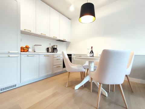 Water, Sky, Building, Plant, Property, Swimming Pool, Azure, Tree, Window, House