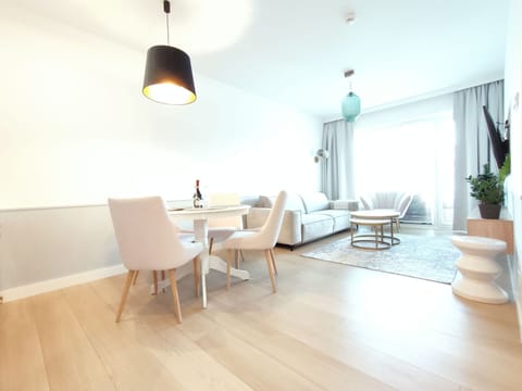 Water, Sky, Building, Plant, Property, Swimming Pool, Azure, Tree, Window, House