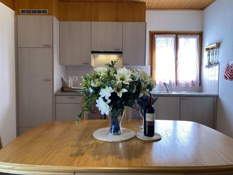 Flower, Table, Plant, Furniture, Cabinetry, Vase, Houseplant, Interior Design, Flowerpot, Building