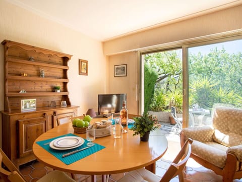 Table, Furniture, Property, Plant, Houseplant, Flowerpot, Wood, Interior Design, Living Room, Floor