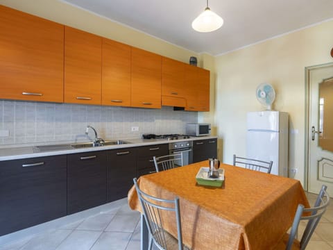 Water, Building, Cloud, Plant, Property, Daytime, Sky, Azure, Tree, House