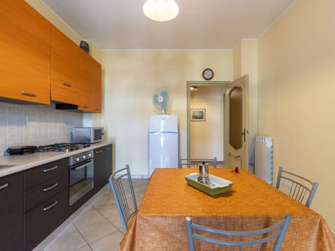 Water, Building, Cloud, Plant, Property, Daytime, Sky, Azure, Tree, House