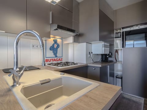 Table, Furniture, Water, Property, Sky, Building, Cloud, Chair, Outdoor Table, Outdoor Furniture