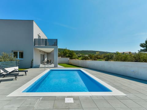Sky, Daytime, Swimming Pool, Rectangle, Azure, Plant, Building, Shade, Grass, Water