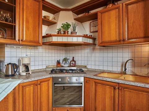 Property, Furniture, Comfort, Wood, Table, Television, Flooring, Interior Design, Floor, Architecture