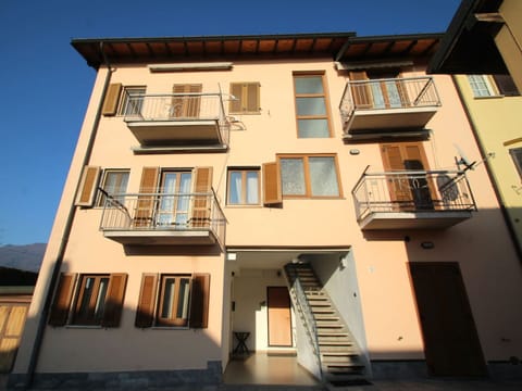 Wall, Building, Window, Facade, Residential Area, Architecture, Neighbourhood, Apartment, Home, Town