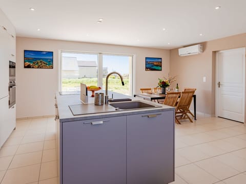 Cloud, Sky, Building, Urban Design, Neighbourhood, Plant, Condominium, Tower Block, Residential Area, Facade