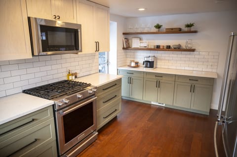 Private kitchen | Fridge, microwave, oven, stovetop