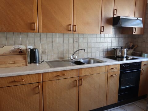 Brown, Tap, Kitchen Sink, Countertop, Sink, Cabinetry, Plumbing Fixture, Kitchen, Wood, Interior Design