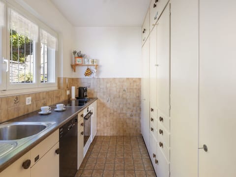 Table, Tableware, Sky, Furniture, Stemware, Wine Glass, Plate, Water, Drinkware, Azure