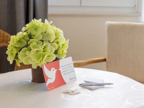 Table, Tableware, Sky, Furniture, Stemware, Wine Glass, Plate, Water, Drinkware, Azure