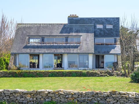 Table, Furniture, Chair, Shade, Tablecloth, Real Estate, Wood, Tree, Outdoor Furniture, Leisure