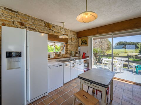 Table, Furniture, Chair, Shade, Tablecloth, Real Estate, Wood, Tree, Outdoor Furniture, Leisure