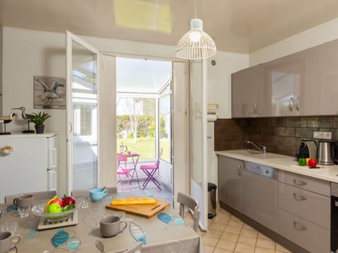 Plant, Property, Building, Natural Landscape, Tree, Land Lot, House, Cottage, Landscape, Residential Area