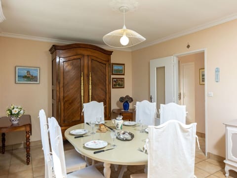 Plant, Property, Building, Natural Landscape, Tree, Land Lot, House, Cottage, Landscape, Residential Area