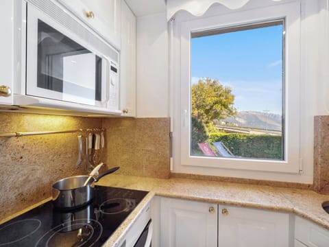 Kitchen, Major Appliance, Kitchen Appliance, Countertop, Interior Design, Tap, Home Appliance, Home, Cabinetry, Kitchen Sink