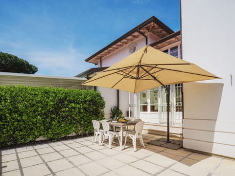 Water, Plant, Sky, Property, Cloud, Swimming Pool, Azure, Tree, Outdoor Furniture, Shade