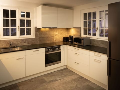 Countertop, Cabinetry, Sink, Property, Kitchen Sink, Tap, Building, Kitchen Stove, Wood, Kitchen