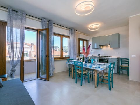 Plant, Sky, Cloud, Window, Building, Mountain, Highland, House, Tree, Land Lot