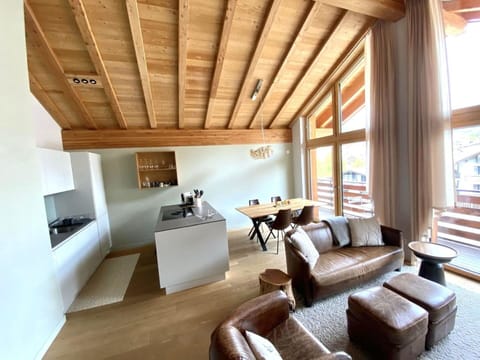 Property, Furniture, Couch, Comfort, Building, Wood, Window, Living Room, Interior Design, Floor