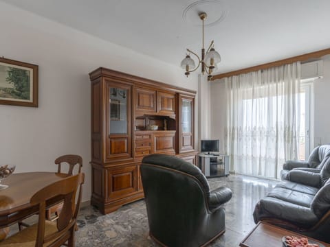 Sky, Tree, Urban Design, Plant, Residential Area, Real Estate, Landscape, Roof, City, Leisure