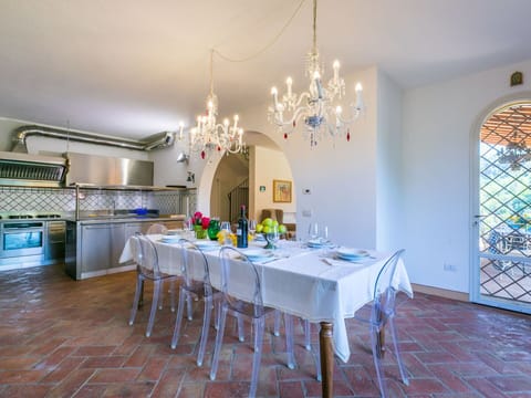 Cloud, Plant, Sky, Property, Building, Window, Tree, Land Lot, Table, House