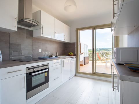 Water, Plant, Building, Sky, Daytime, Property, Blue, Azure, Swimming Pool, Skyscraper