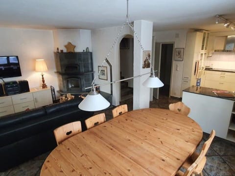 Table, Picture Frame, Property, Furniture, Building, Comfort, Couch, Wood, Interior Design, Drawer