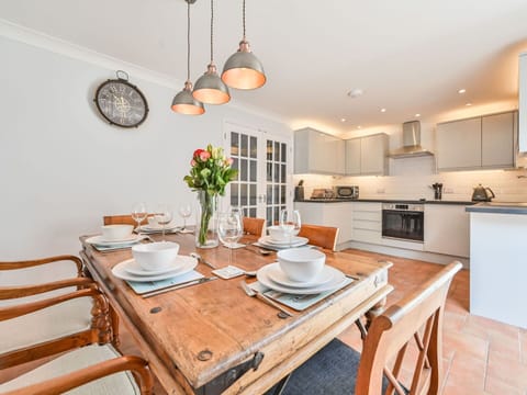 Sky, Mountain, Snow, Natural Landscape, Slope, Highland, Freezing, Mountainous Landforms, Landscape, Glacial Landform