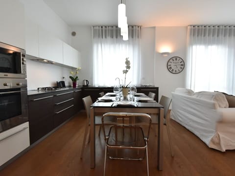 Water, Sky, Building, Plant, Property, Swimming Pool, Azure, Tree, Window, House