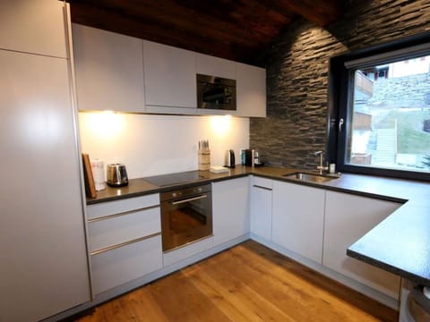 Cabinetry, Countertop, Property, Kitchen, Wood, Interior Design, Architecture, Kitchen Stove, Flooring, Floor