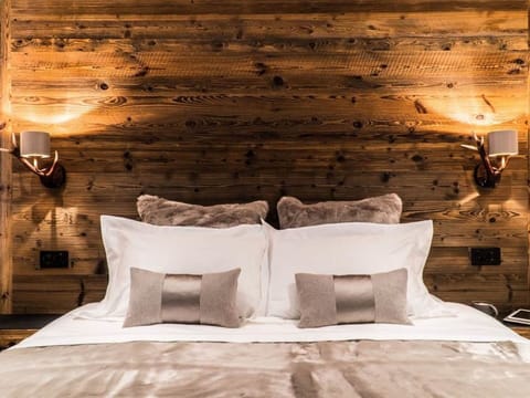 Building, Light, Comfort, Bed Frame, Wood, Lamp, Lighting, House, Flooring, Floor