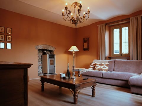 Cloud, Water, Sky, Plant, Property, Azure, Natural Landscape, Swimming Pool, Tree, Vegetation