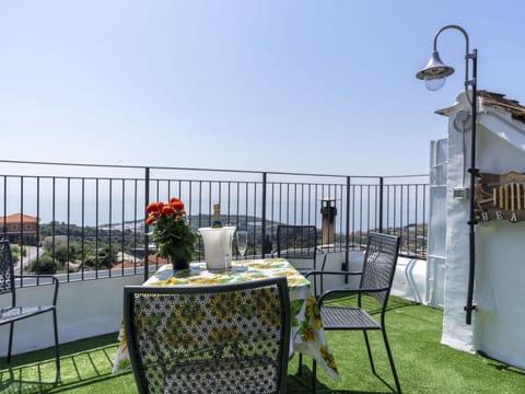 Cloud, Plant, Sky, Building, Daytime, Property, Window, Tree, House, Land Lot
