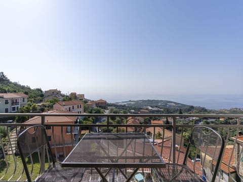 Cloud, Plant, Sky, Building, Daytime, Property, Window, Tree, House, Land Lot