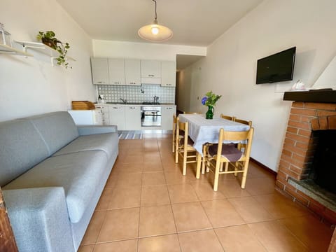 Water, Sky, Building, Property, Tableware, Window, Seaside Resort, Azure, Table, Architecture