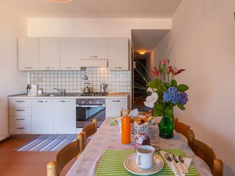 Furniture, Cabinetry, Property, Countertop, Plant, Table, Flower, Tableware, Building, Vase