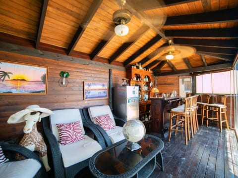 Plant, Building, Daytime, Property, Water, Sky, Blue, Azure, Tree, Arecales