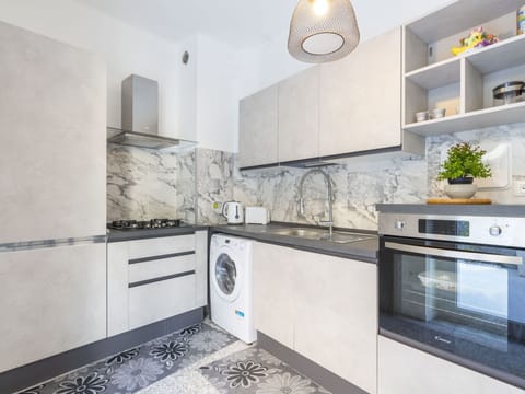 Plant, Building, Daytime, Property, Water, Sky, Blue, Azure, Tree, Arecales