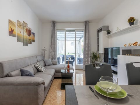 Plant, Building, Daytime, Property, Water, Sky, Blue, Azure, Tree, Arecales