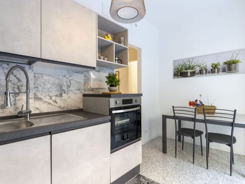 Plant, Building, Daytime, Property, Water, Sky, Blue, Azure, Tree, Arecales