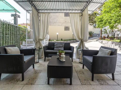 Plant, Building, Daytime, Property, Water, Sky, Blue, Azure, Tree, Arecales