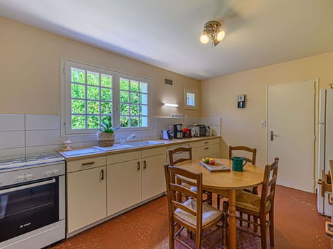 Cabinetry, Property, Countertop, Kitchen Sink, Tap, Window, Sink, Interior Design, Houseplant, Lighting