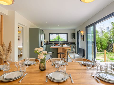 Table, Plant, Furniture, Houseplant, Window, Dishware, Wood, Yellow, Tableware, Lighting