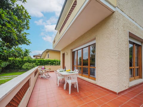 Water, Sky, Building, Window, Swimming Pool, Azure, Shade, Composite Material, Real Estate, Leisure